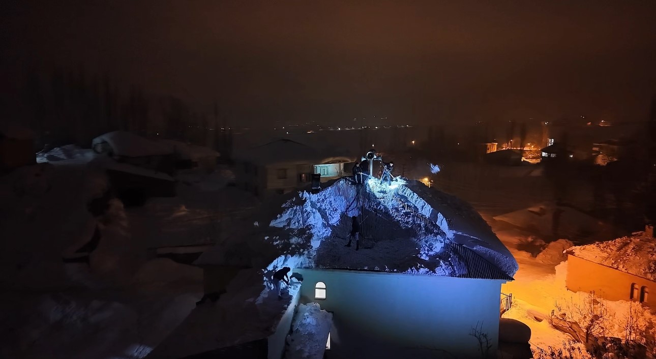 Caminin Çatısı Çöktü, İmamın Çağrısıyla Çalışma Başladı-1