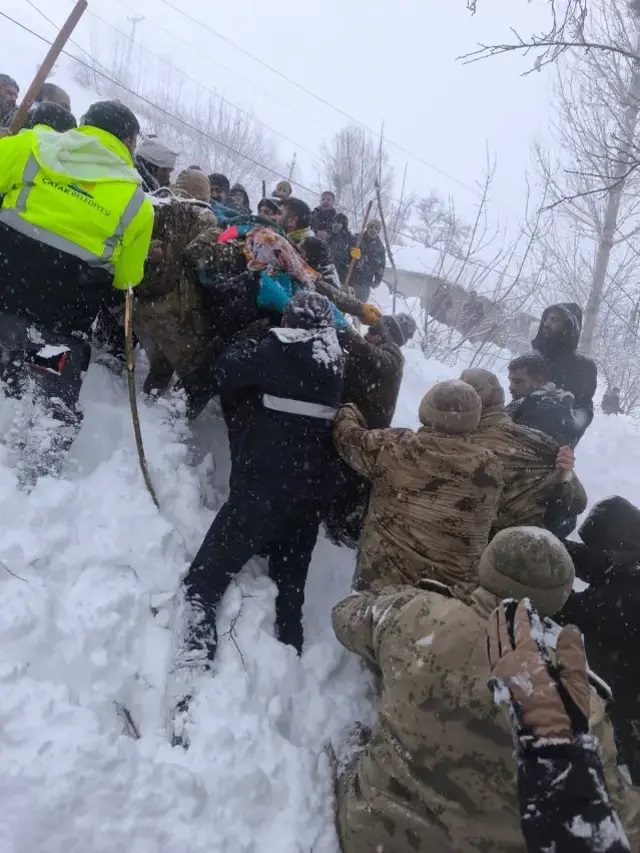 Çatak'ta Çığ Felaketi 22 Ev Tahliye Edildi (3)