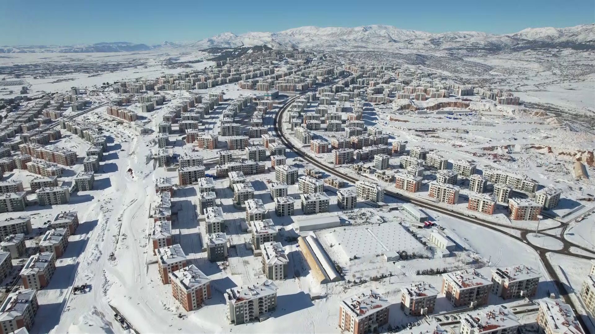 Deprem Konutlarında İlk Kar Heyecanı (1)