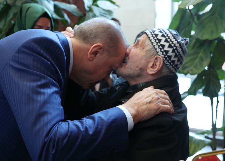 Erdoğan, 100 Yaşındaki Vatandaşlarla