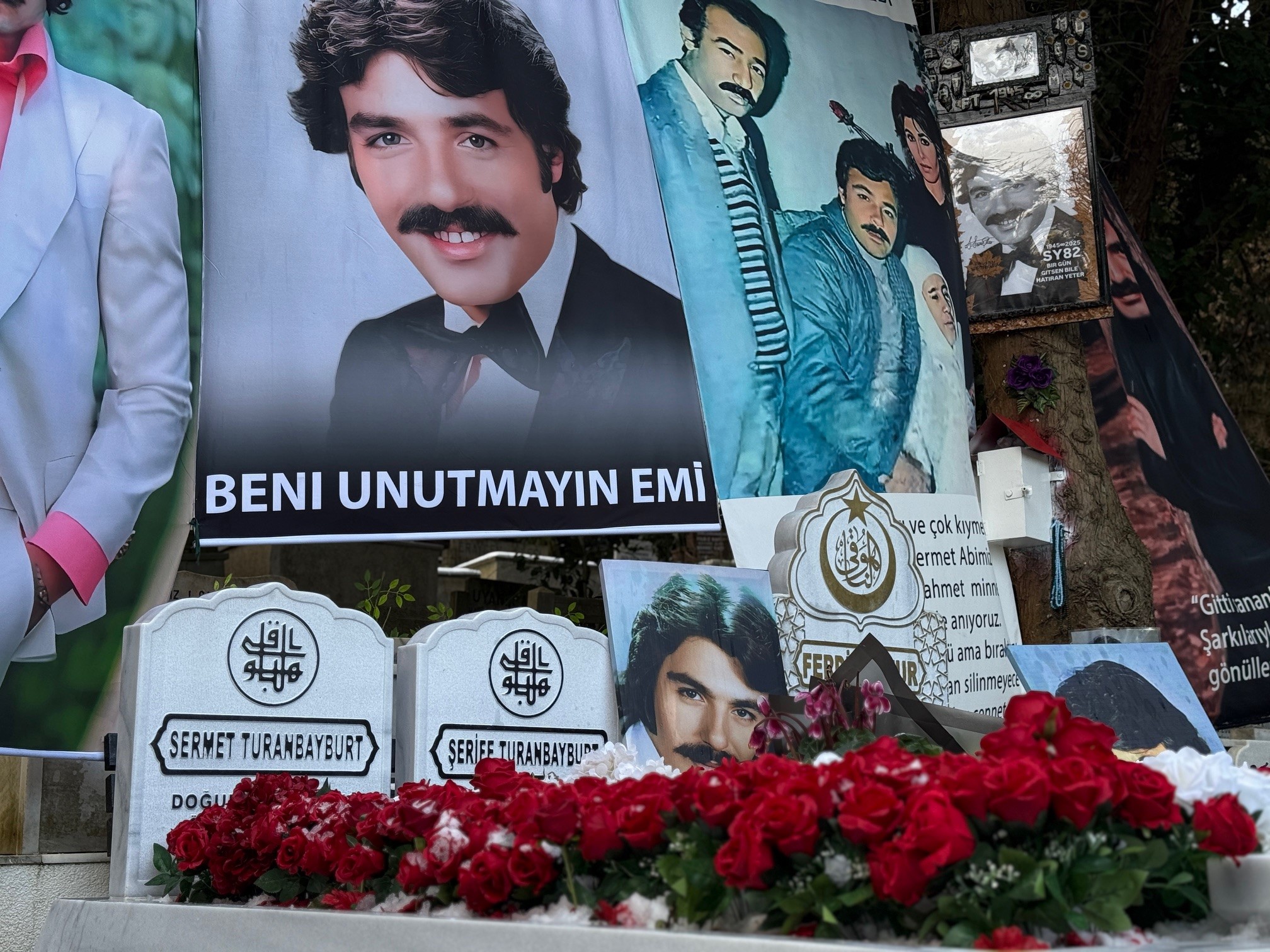 Ferdi Baba Kabri Başında