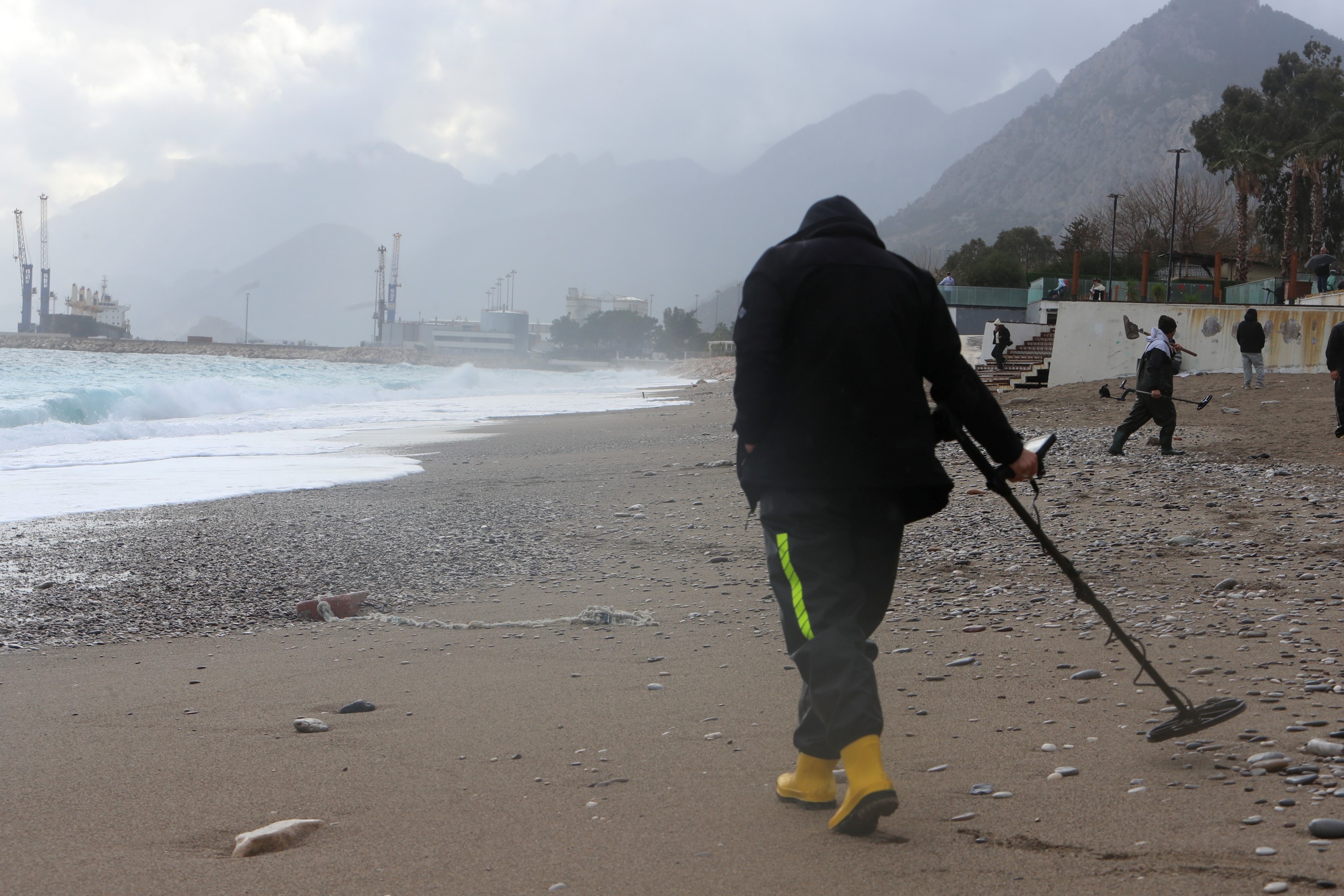 Fırtına Ve Dalgalara Rağmen Define Aramaya Çıktılar-1