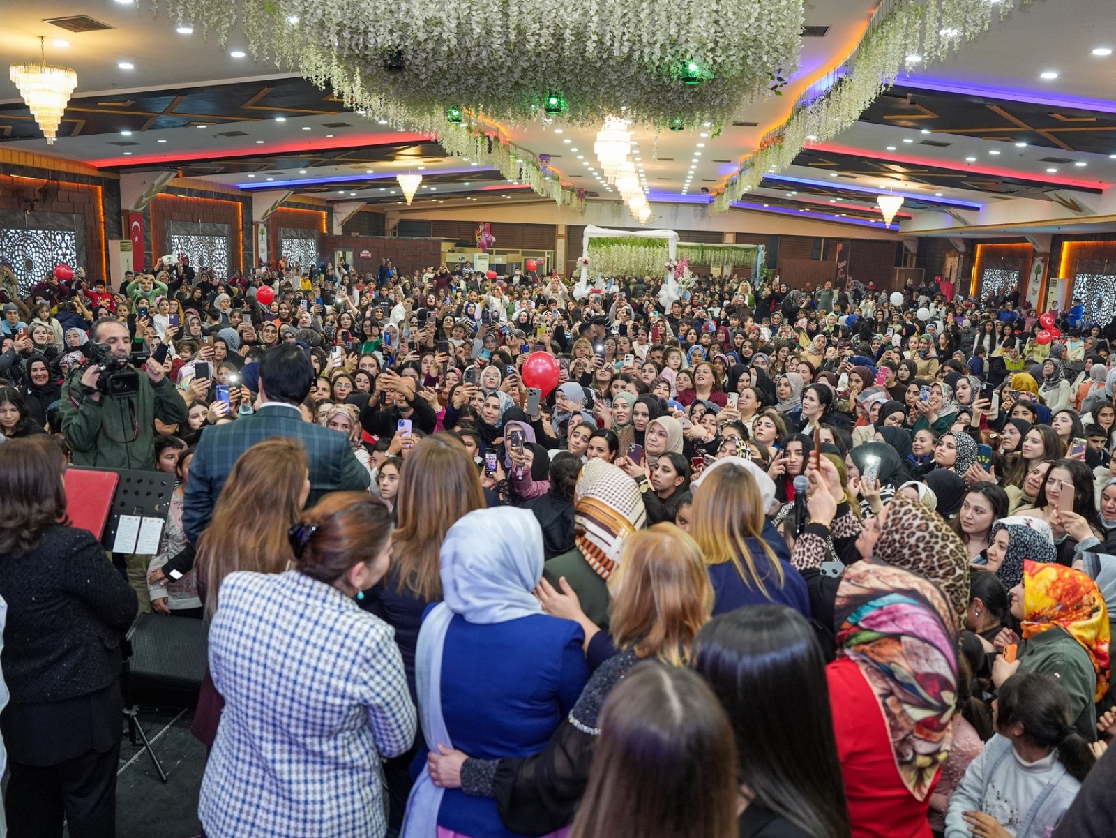 İlk Kadınlar Matinesine 2 Bin Kadın Coşkuyla Katıldı-1