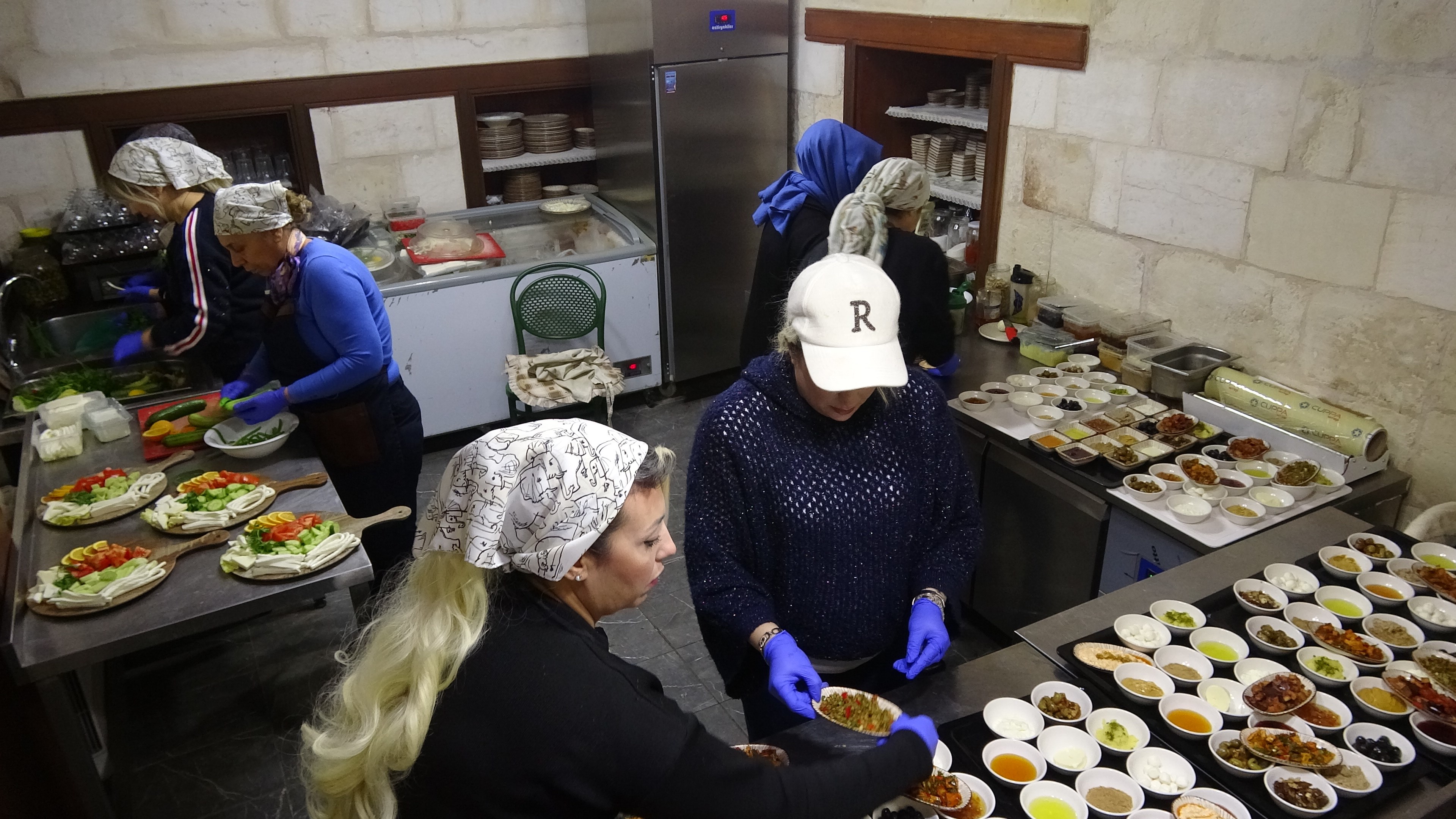 İmza Ile Şehre Geldiler, Birlik Olup Restoran Açtılar-1