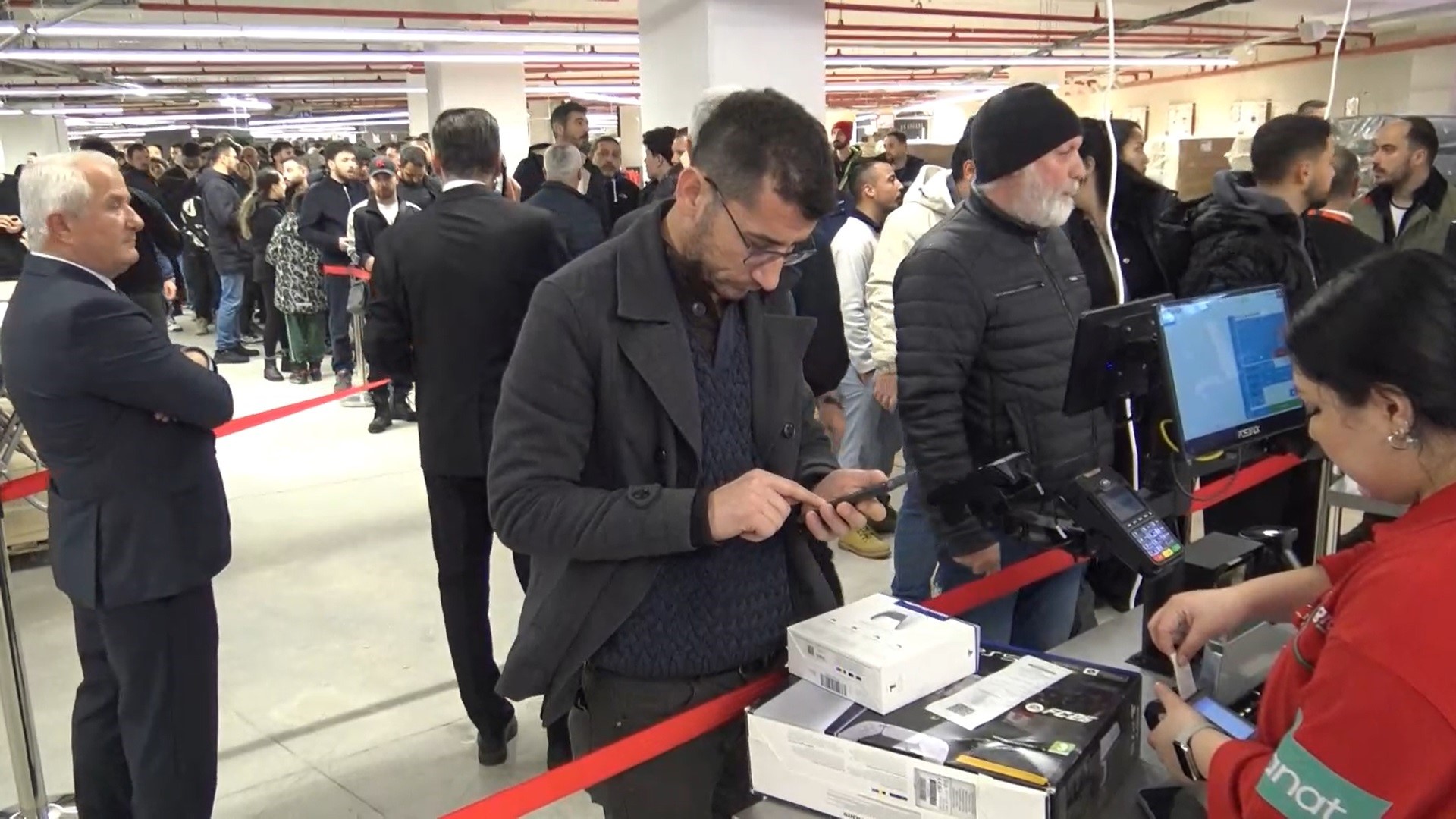 İndirim Açılışı İzdihama Döndü Avm Önünde Kuyruk Oluştu1
