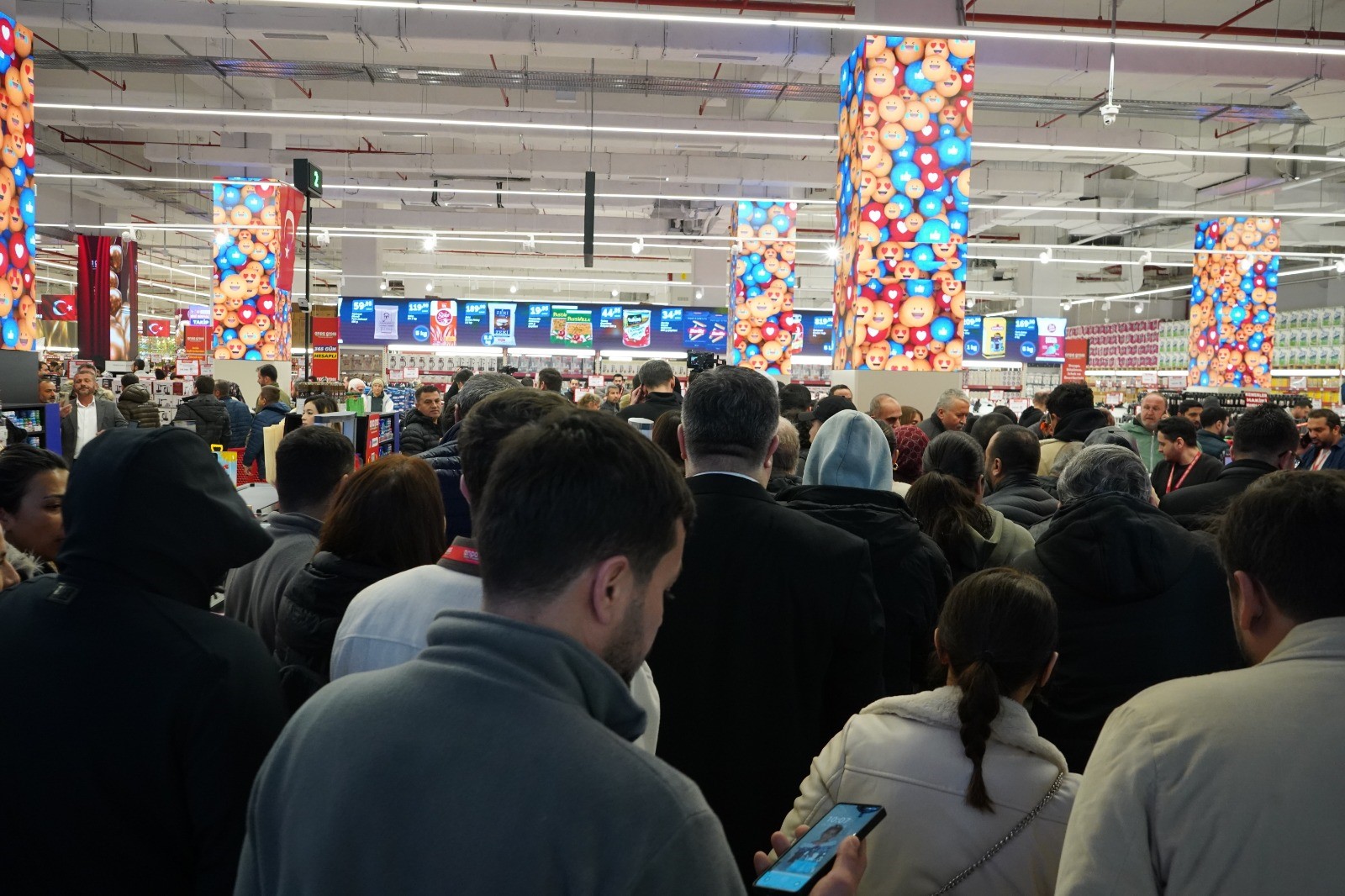 İndirim Açılışı İzdihama Döndü Avm Önünde Kuyruk Oluştu2