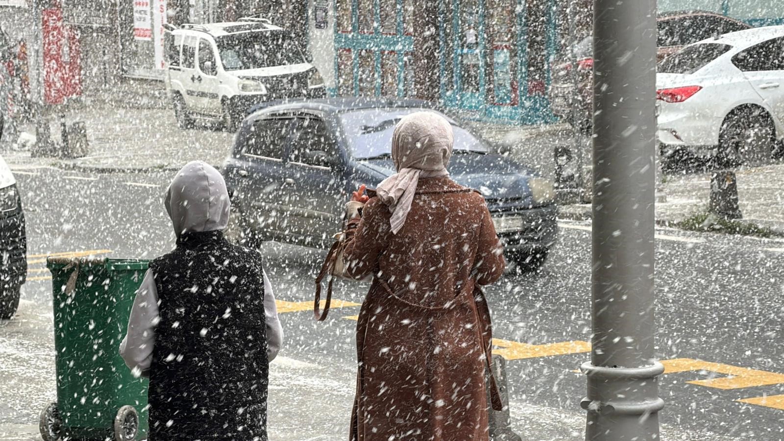 İstanbul'da Yılın İlk Saatlerinde Kar Yağışı Yeniden Başladı (1)