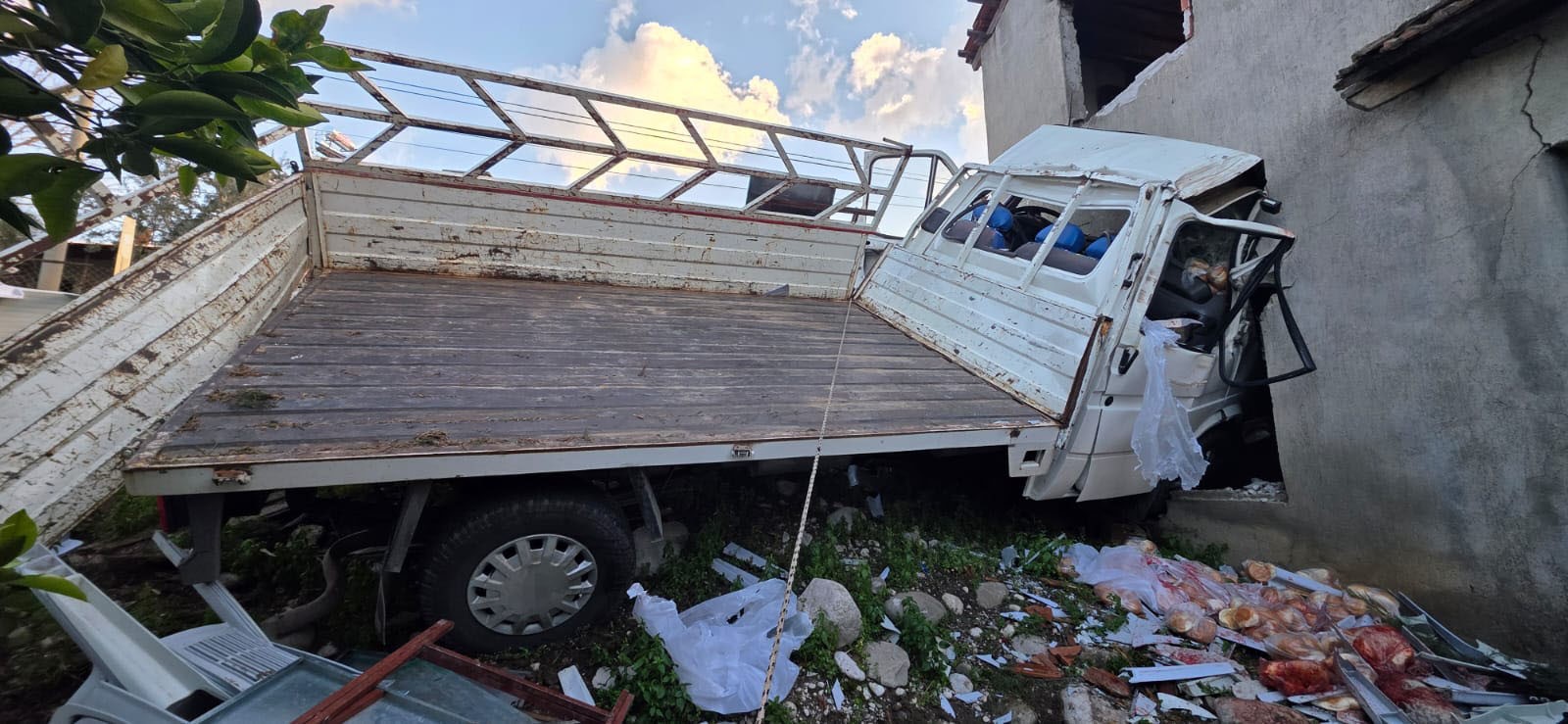 Kamyonet Ağaçlara Ve Eve Çarptı Genç Sürücü Hayatını Kaybetti-1