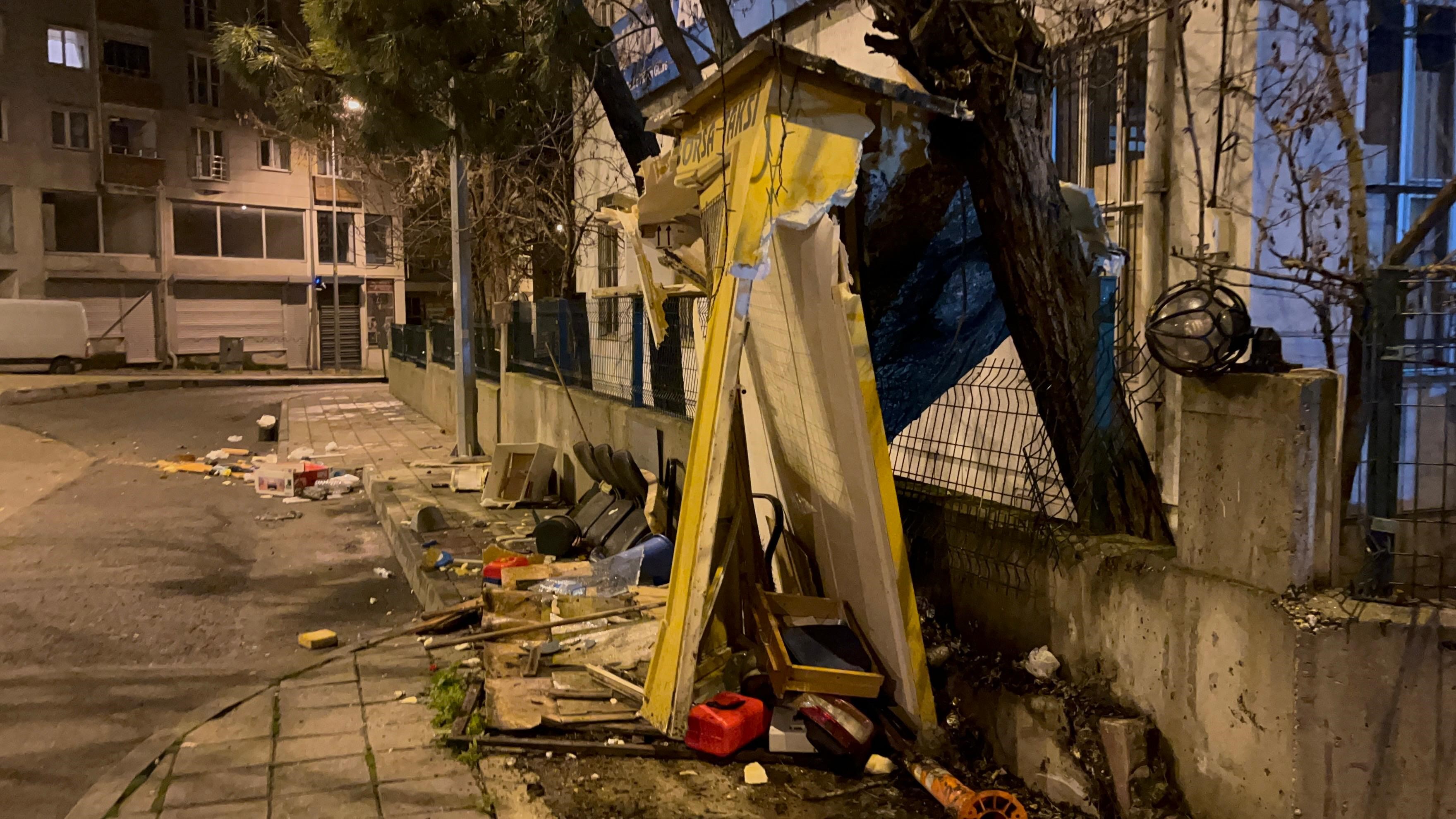 Kamyonet Taksi Durağına Daldı Sürücü Olay Yerinden Kaçtı-1