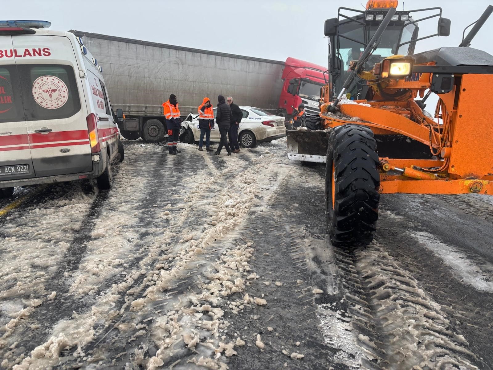 Kar Ve Sis Etkili Kazada 4 Kişi Yaralandı-1