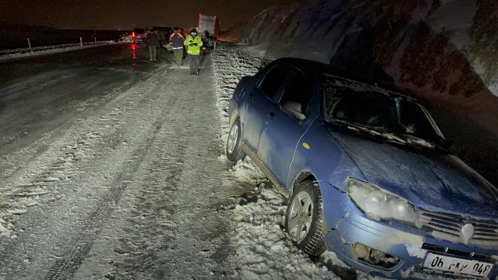Karayolu’ndaki Buzlanmada 20 Araç Kazaya Karıştı!-1