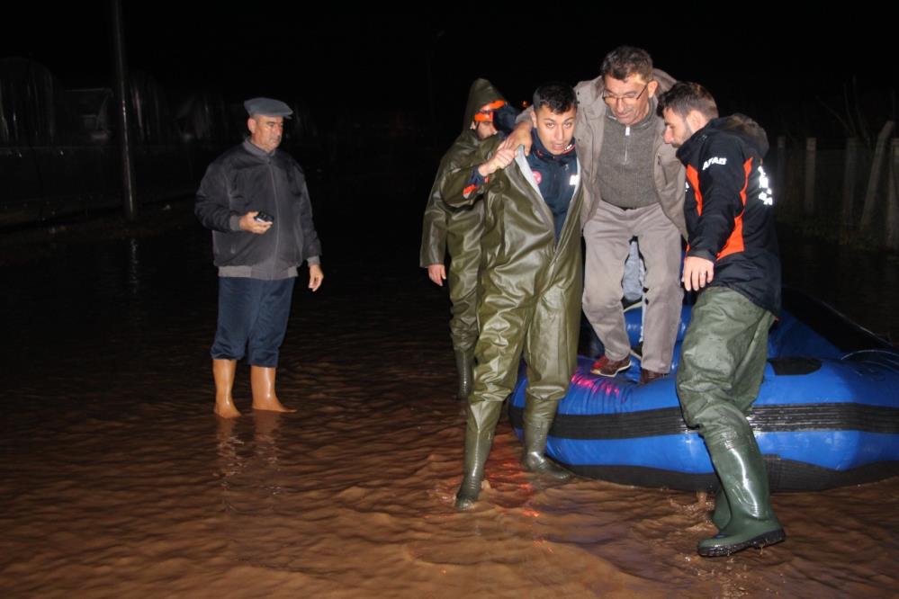 Kumluca’yı Sağanak Vurdu (1)