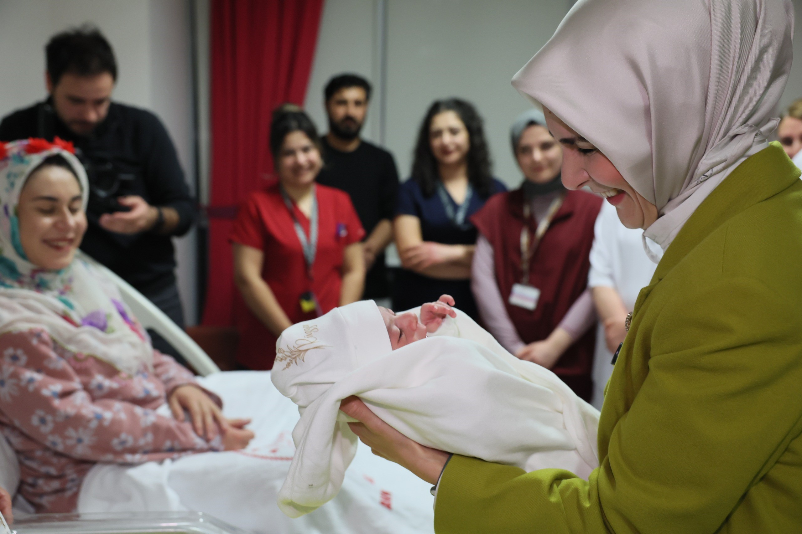 Mahinur Göktaş Bebekleri Ziyaret Etti