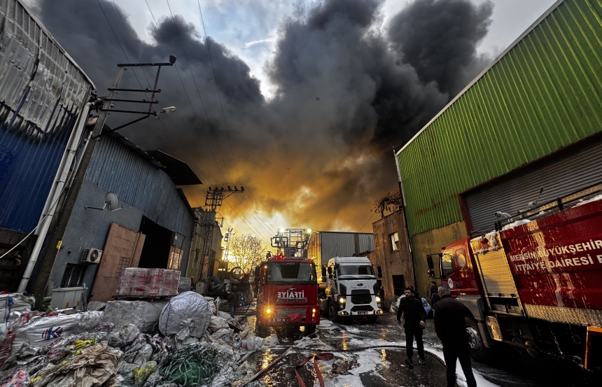 Mersin’de Geri Dönüşüm Deposunda Yangın (2)
