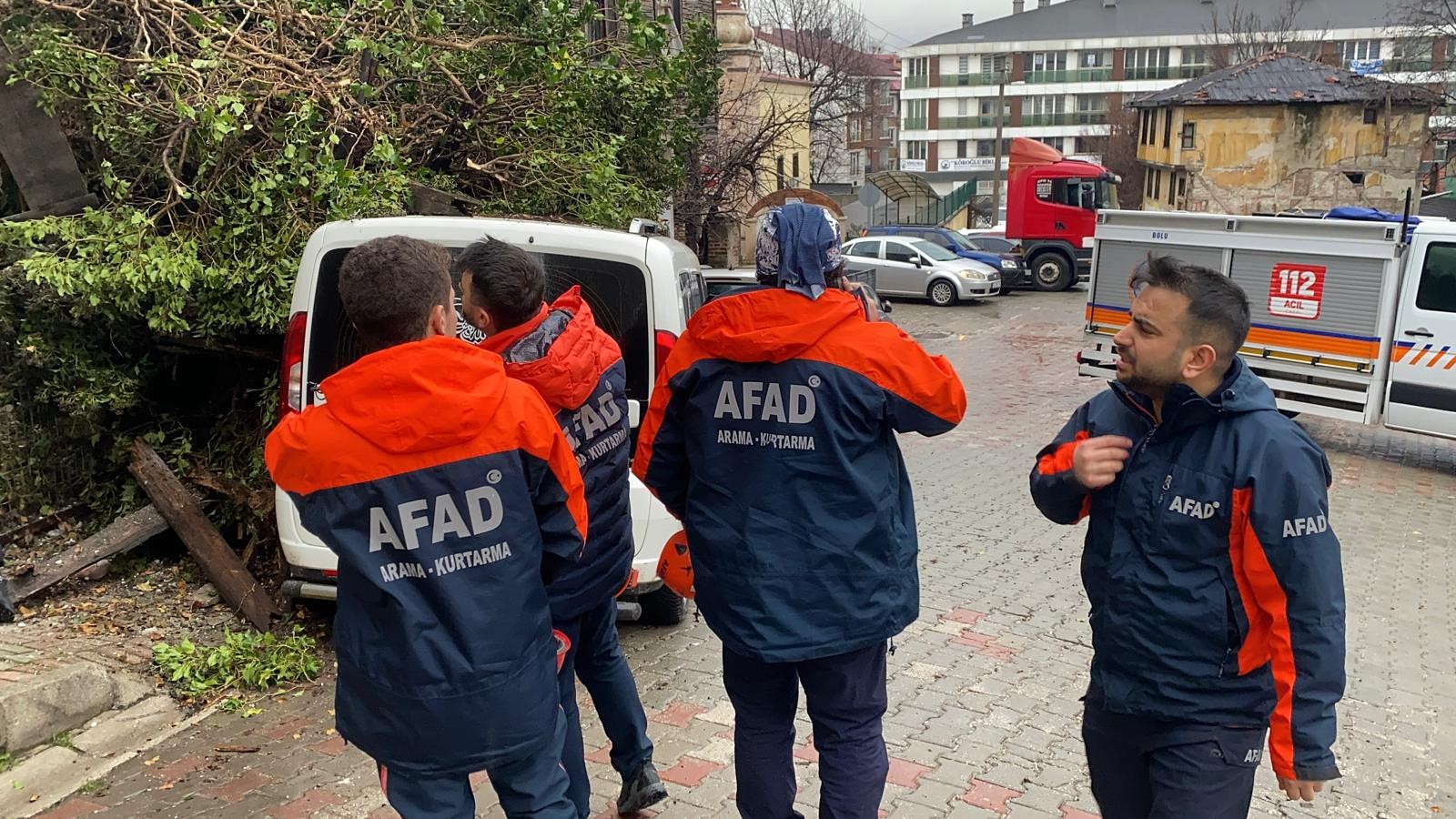 Metruk Bina Çöktü Otomobil Enkazda Kaldı!