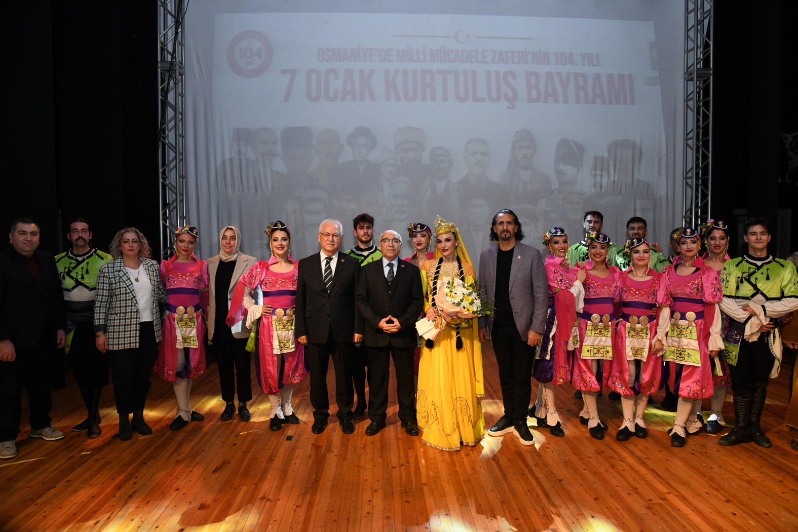 Osmaniye'de Dev Sahne Destanların Dansı Büyüledii̇