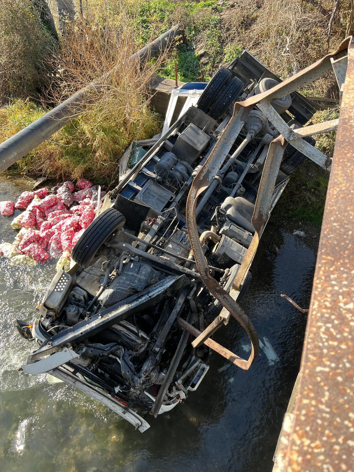 Osmaniye’de Turp Yüklü Kamyon