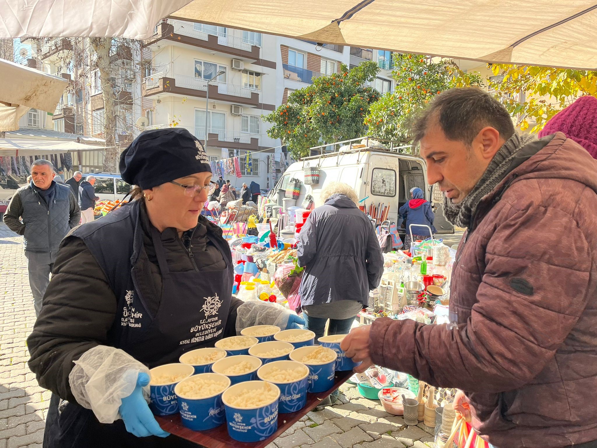 Pazarcı Esnafı Ve Vatandaşlara Soğuk Havada Sıcak İkram!-1