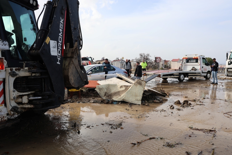 Sağnak Yağış Sele Dönüştü Mahallelerde Hasar Büyük!