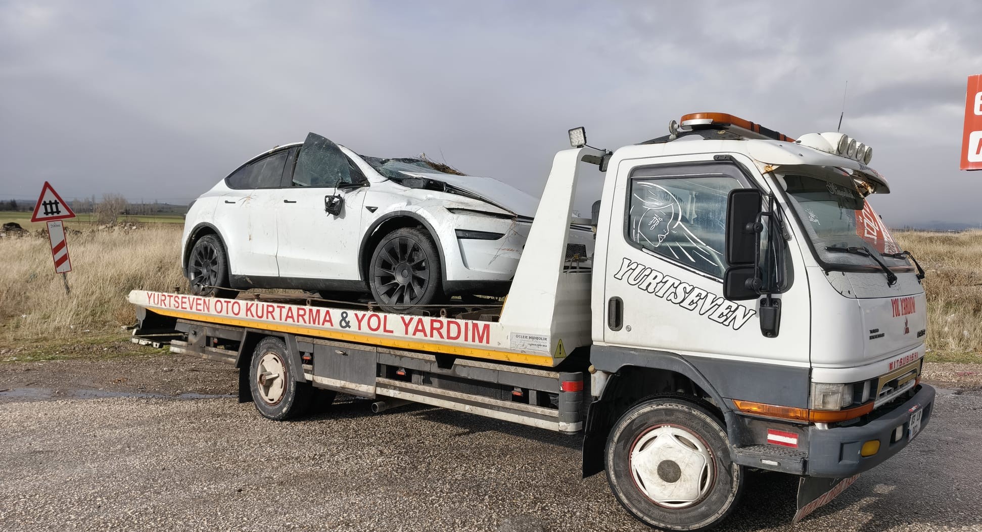 Tesla Şarampole Devrildi 2 Kişi Yaralandı!-1