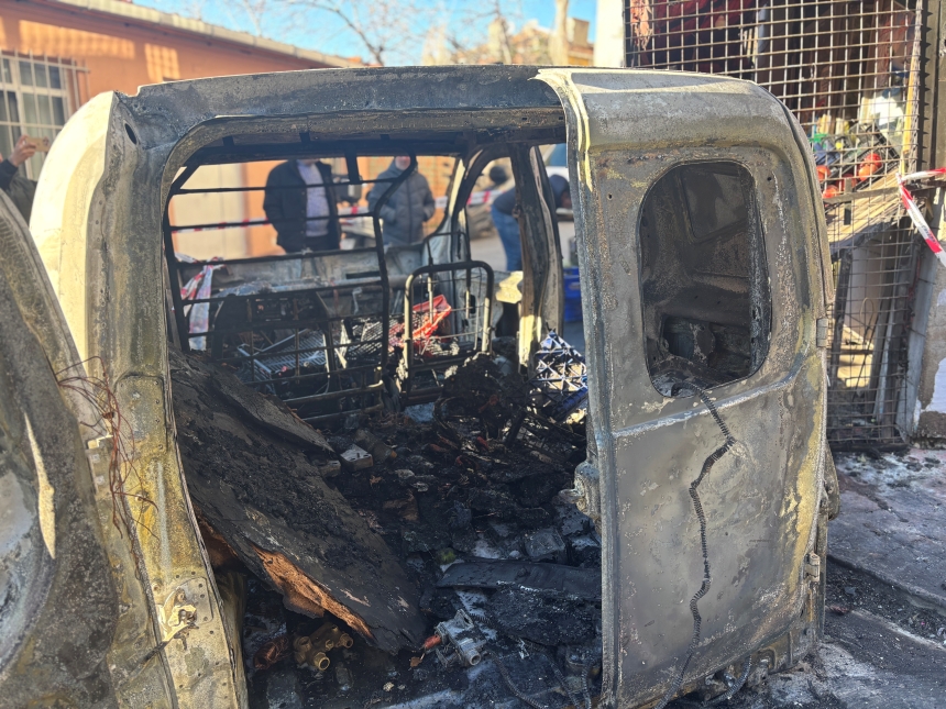 Ticari Araç Kül Oldu, Alevler Markete Sıçradı!