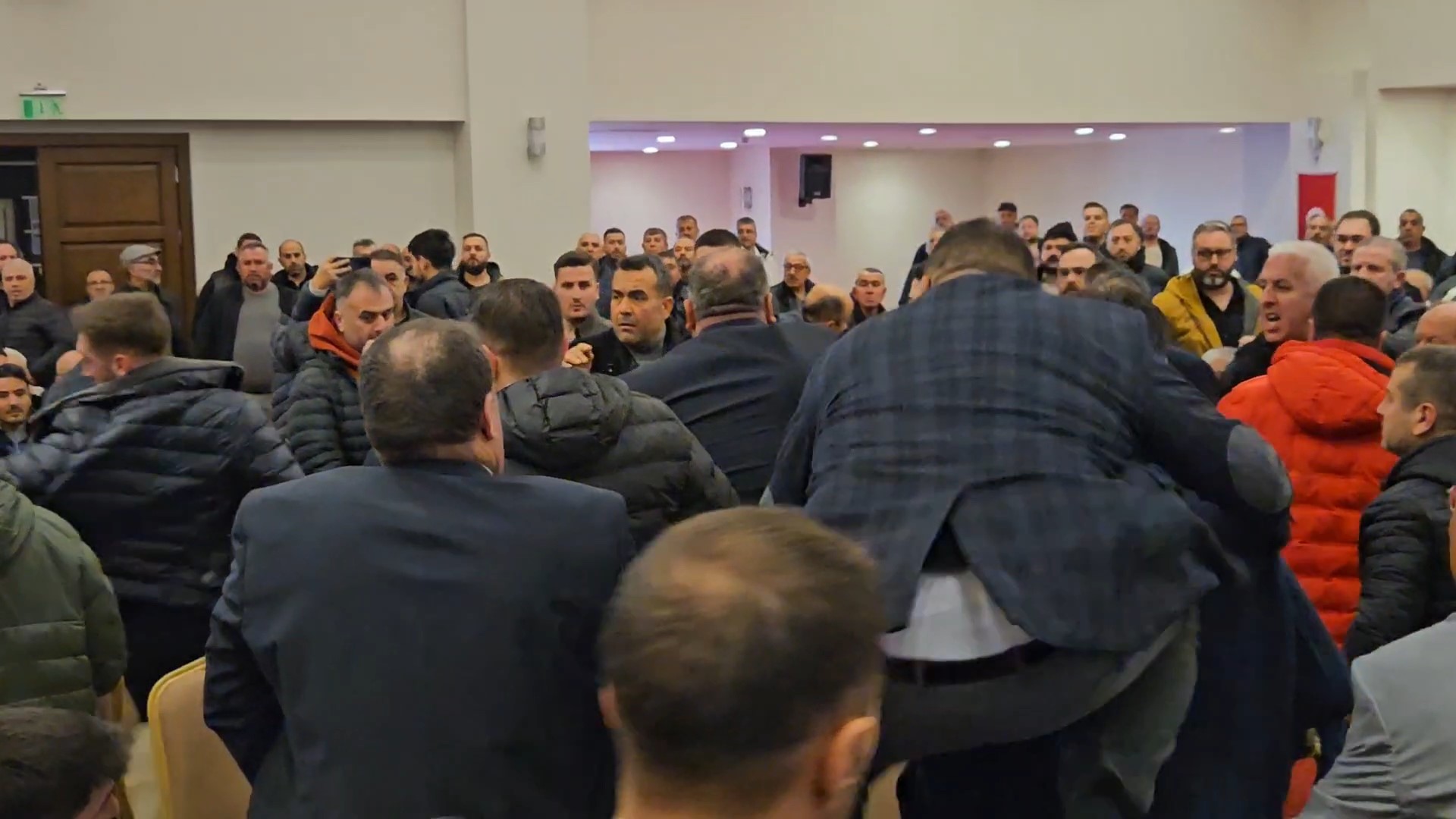 Vaatler Yerini Yumruklara Bıraktı Demokrasi Sınıfta Kaldı-1