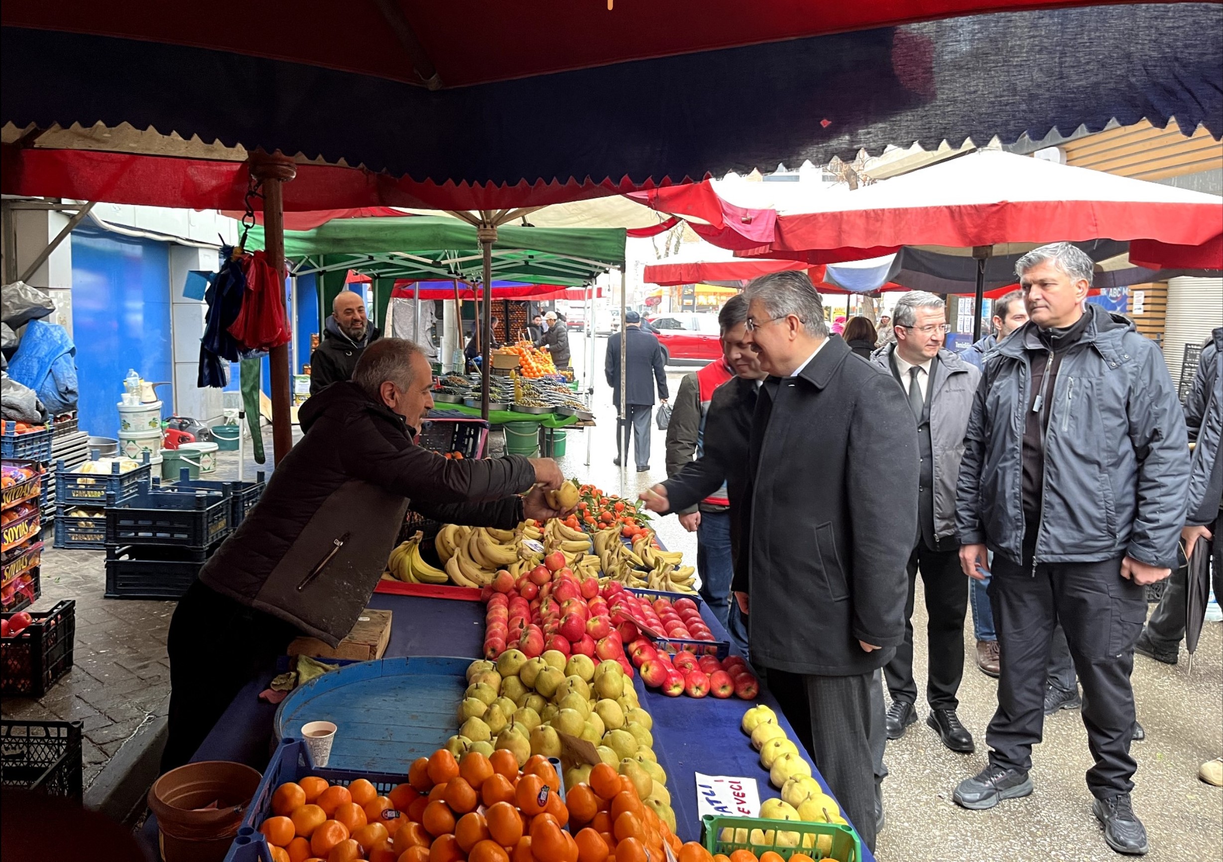 Vali Yılmaz Kurtuluş Pazarı’nda Esnafla Bir Arada (3)