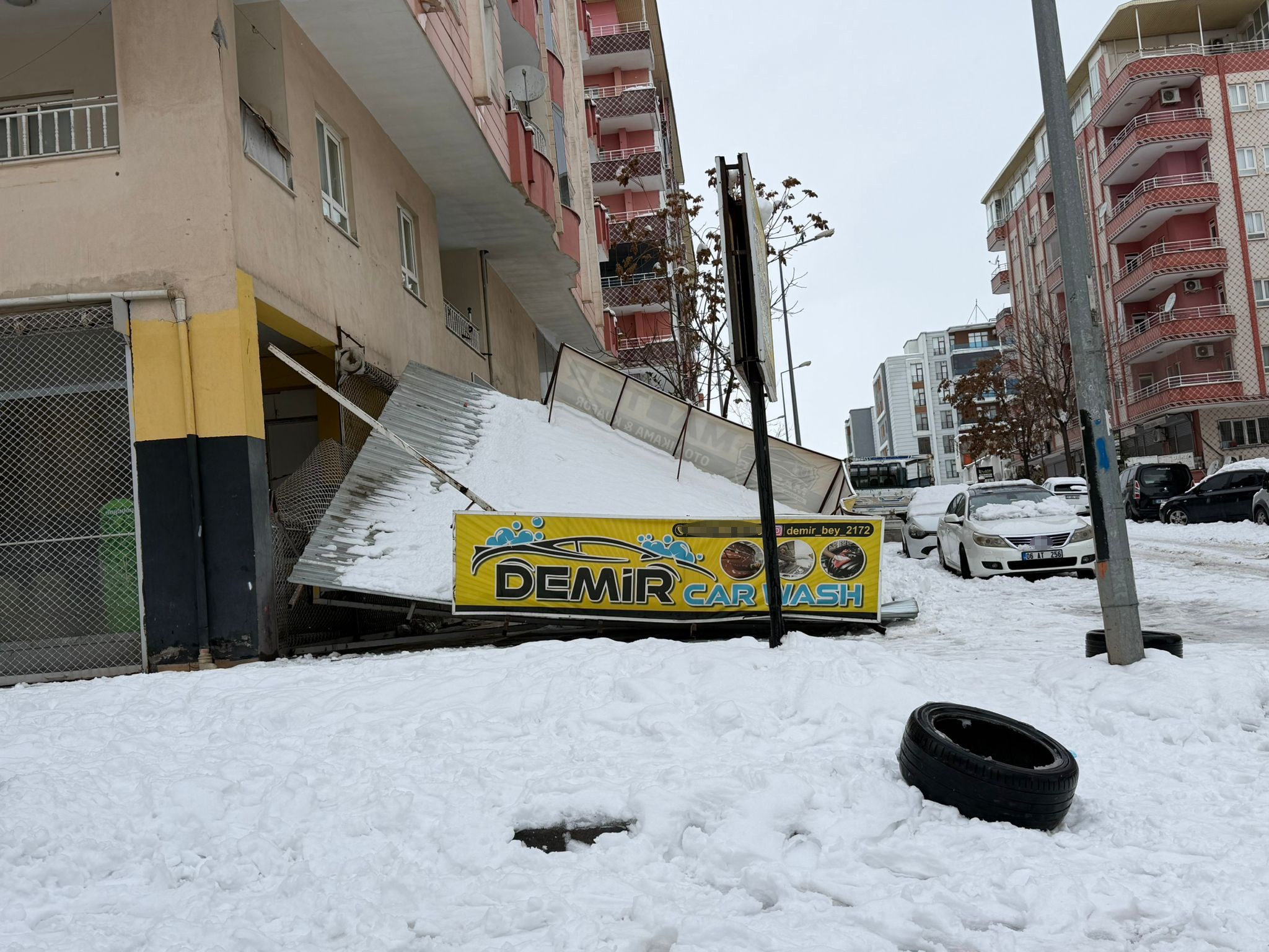 Yoğun Kar Yağışı Sundurmayı Çökertti!