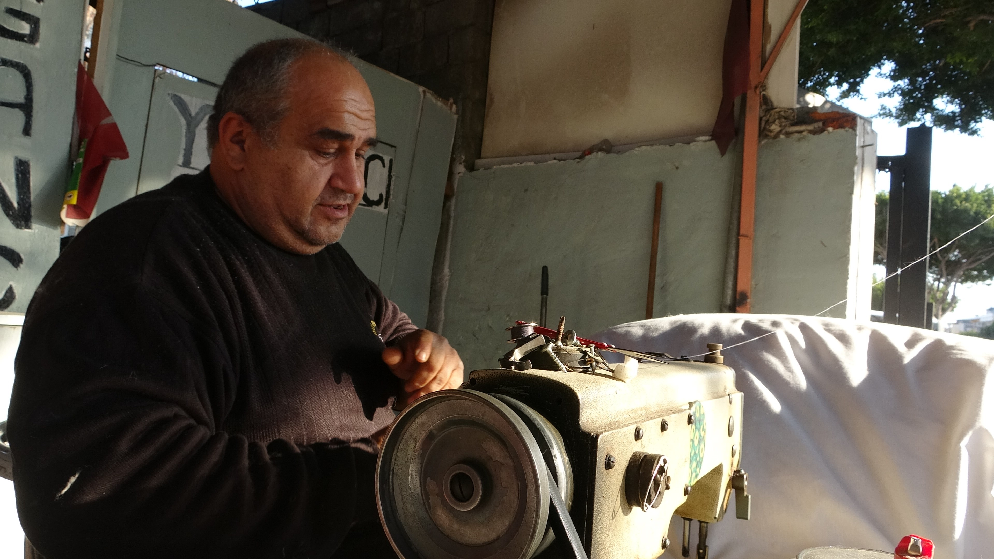 Yorgancı Baba 10 Yıldır Engelli Yeğenine Bakıyor!1