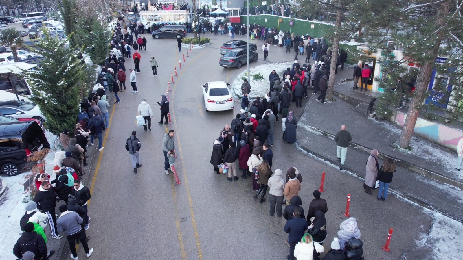 Zirvede Teleferik Sırası Uzun Kuyruklar Oluştu!