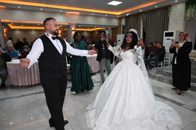 Kadirli’de Uluslararası Aşk Evlilikle Taçlandı!-1