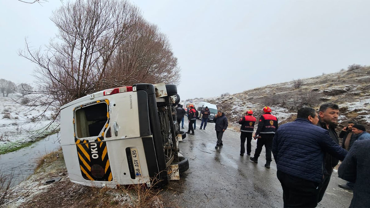 Sivas’ta Öğrenci Servisi Şarampole Devrildi (2)