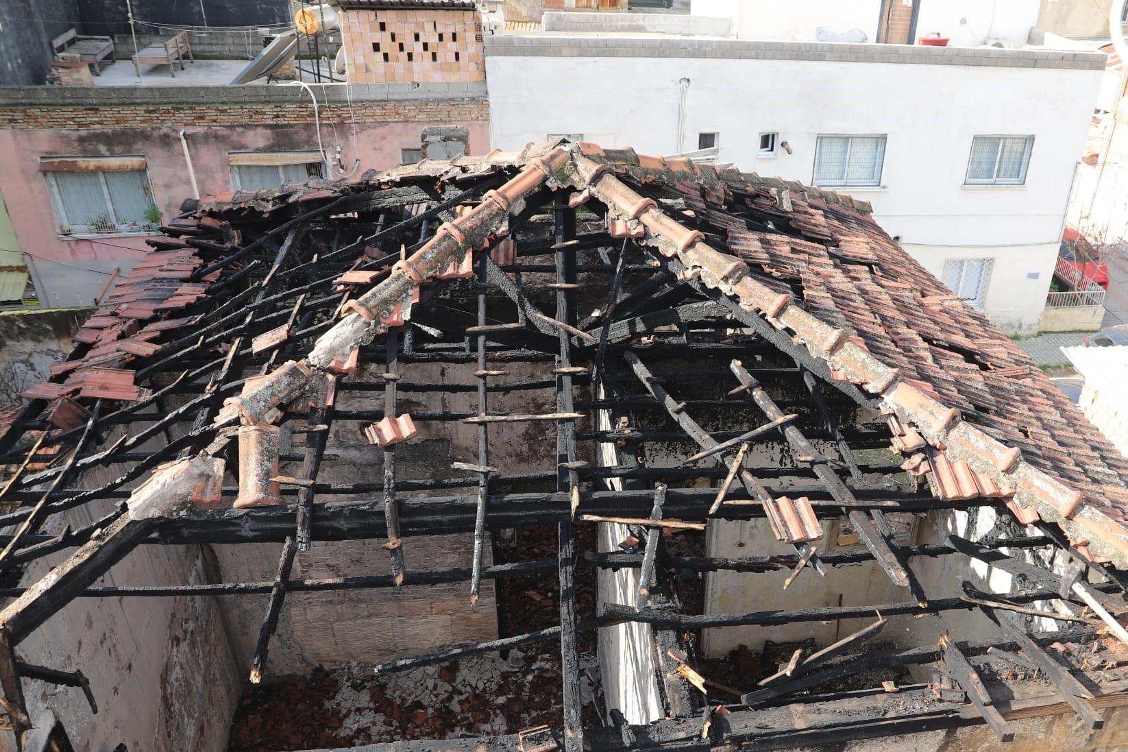 Tarihi Mersin Evinde Tehlike Temizliği (1)