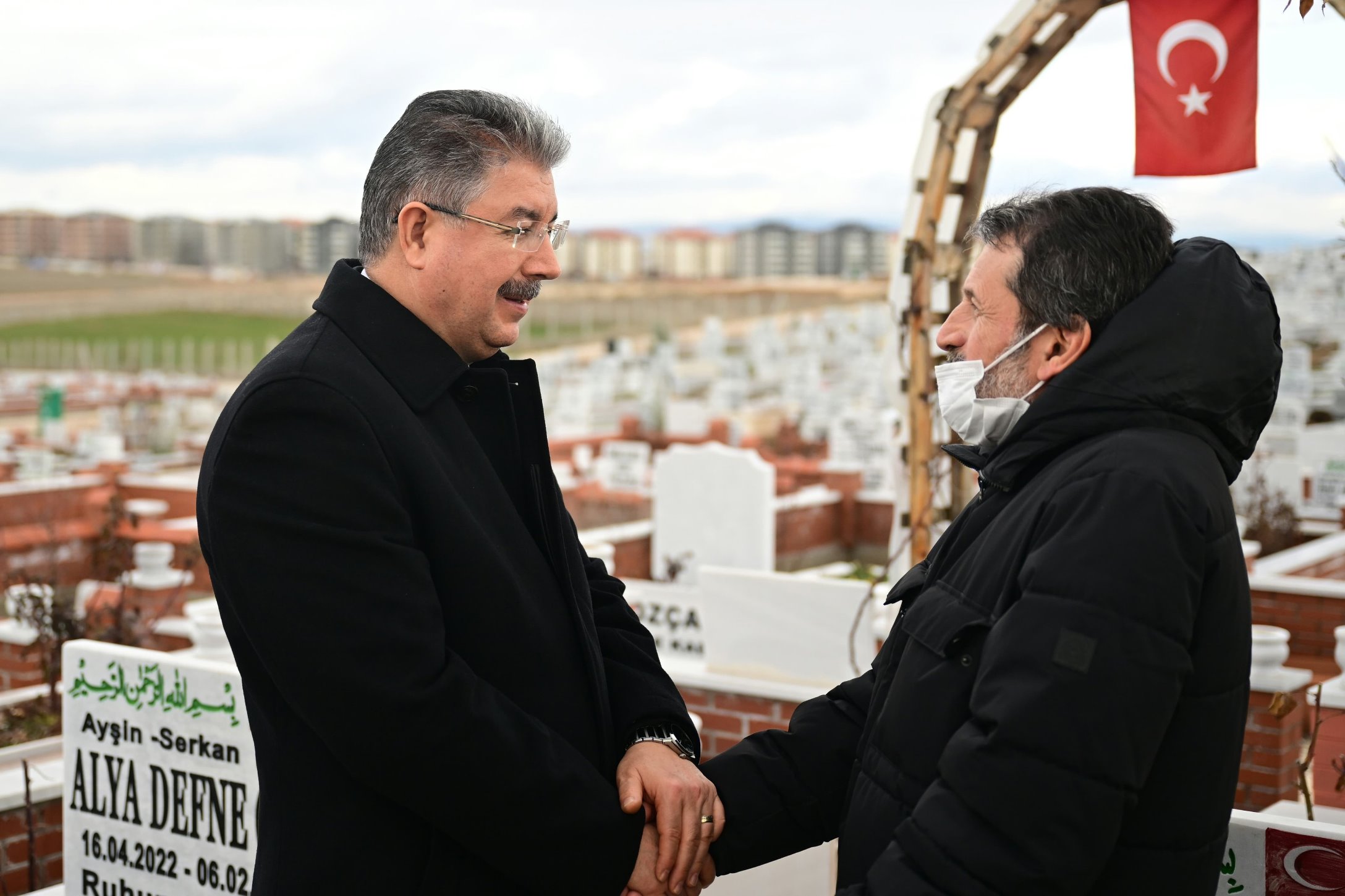 Vali Yılmaz Deprem Şehitlerini Kabirleri Başında Andı-1