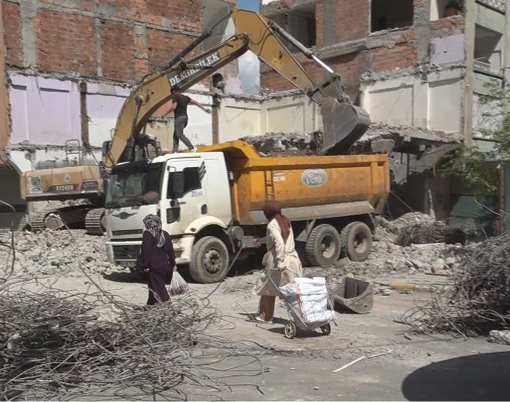 Denetimsiz Yıkım İddiası Bitişikteki Apartman Zarar Gördü