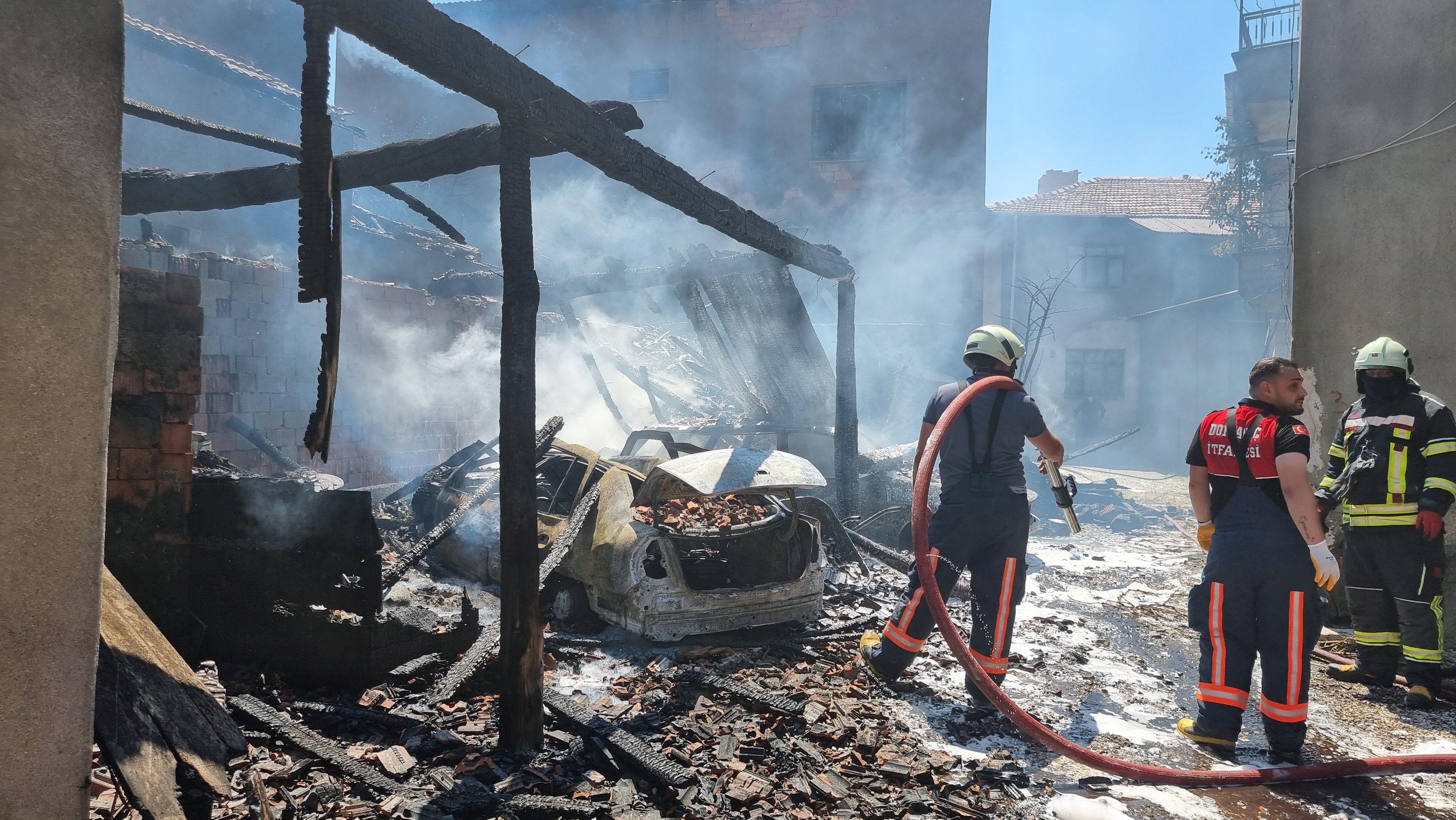 Köy Avlusundaki Araçlar Patladı, 3 Ev Hasar Gördü1