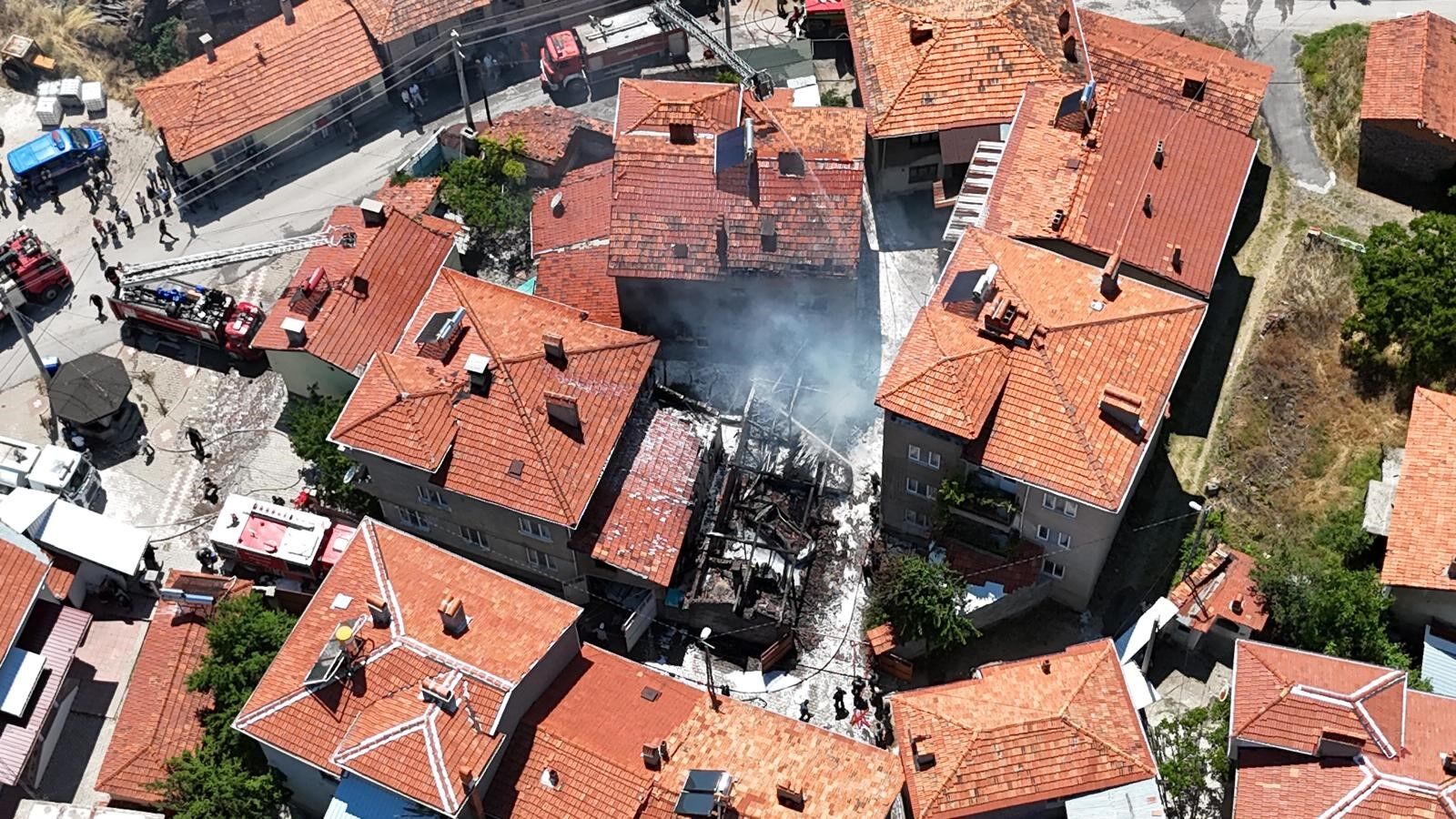 Köy Avlusundaki Araçlar Patladı, 3 Ev Hasar Gördü2
