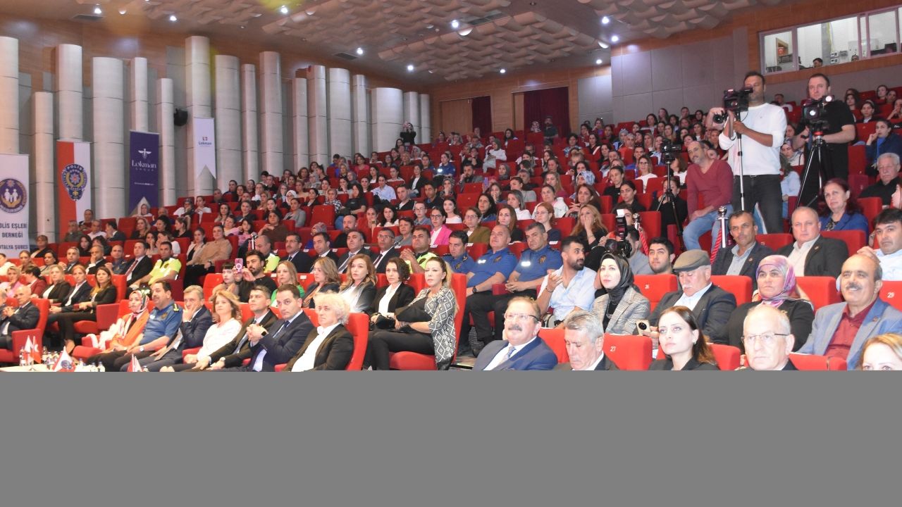 Antalya'da "En İyi Narkotik Polisi; Anne" paneli düzenlendi