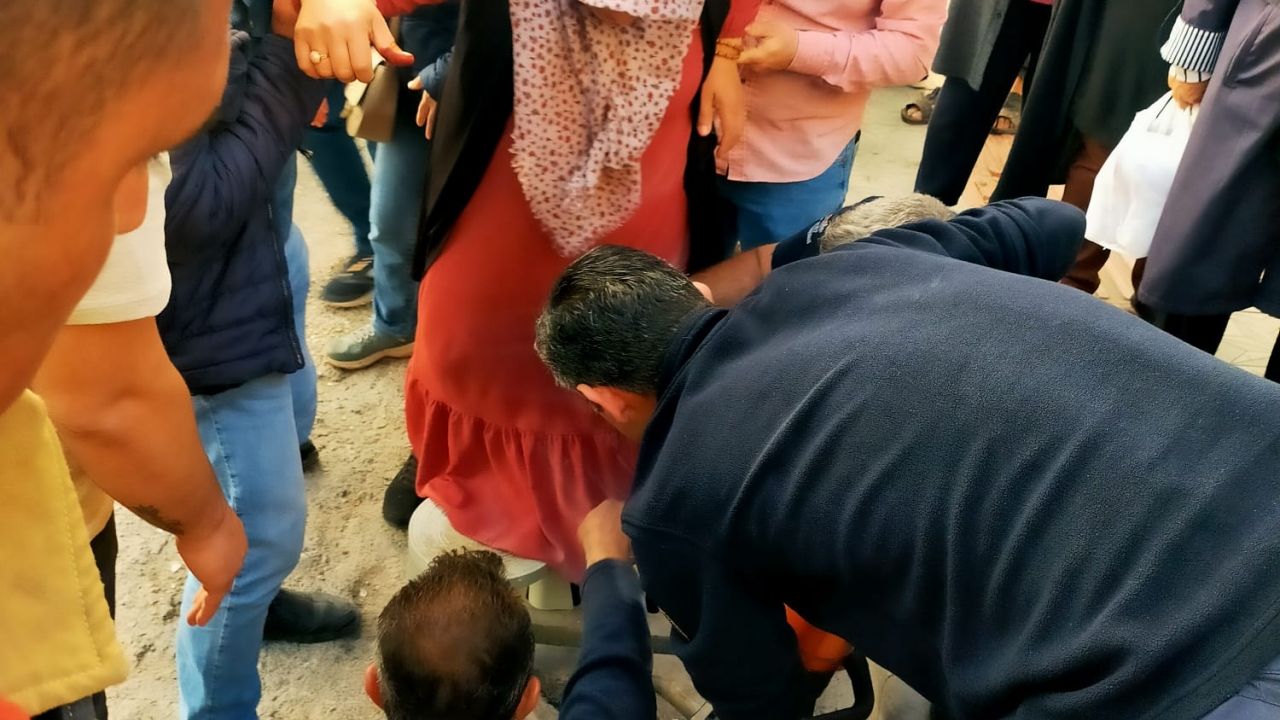 Hatay'da ayağı mazgala sıkışan kişiyi itfaiye ekibi kurtardı