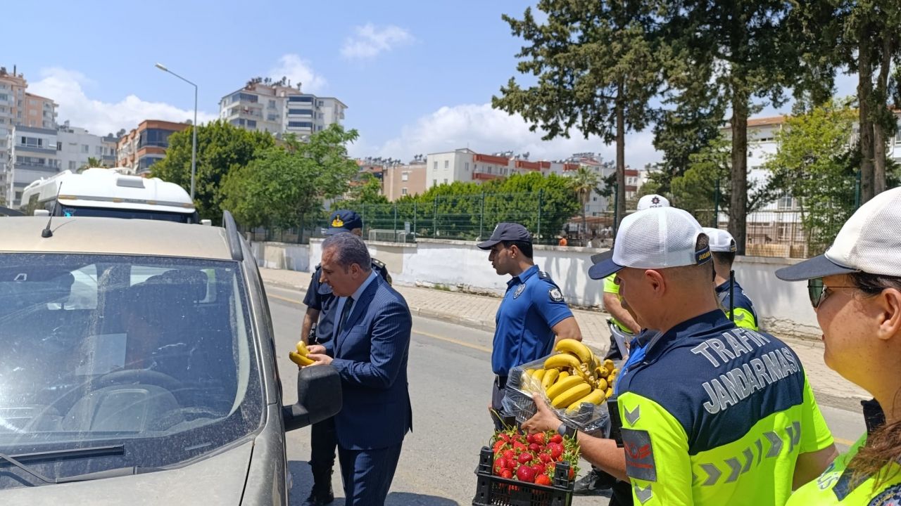 Anamur'da trafik uygulamasında sürücülere muz ve çilek ikram edildi