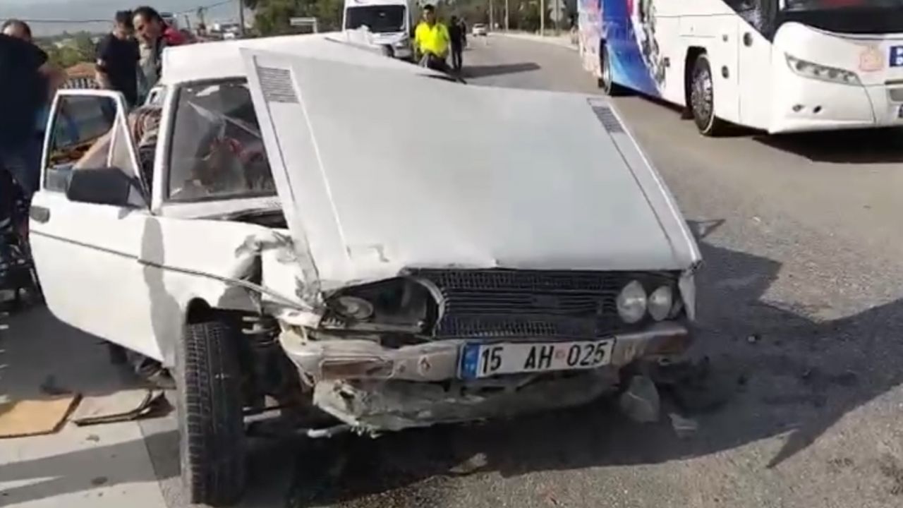 Burdur'da kamyonetin çarptığı otomobildeki 3 kişi yaralandı