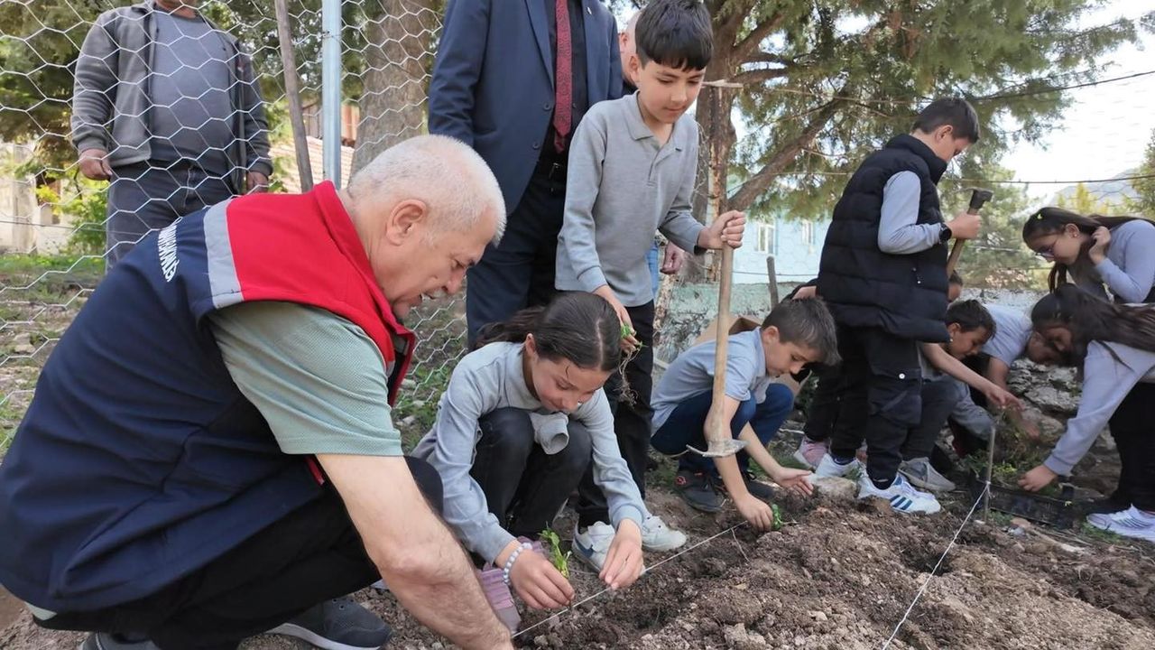 Eğirdir'de Öğrencilerden Doğaya Yeşil Dokunuş