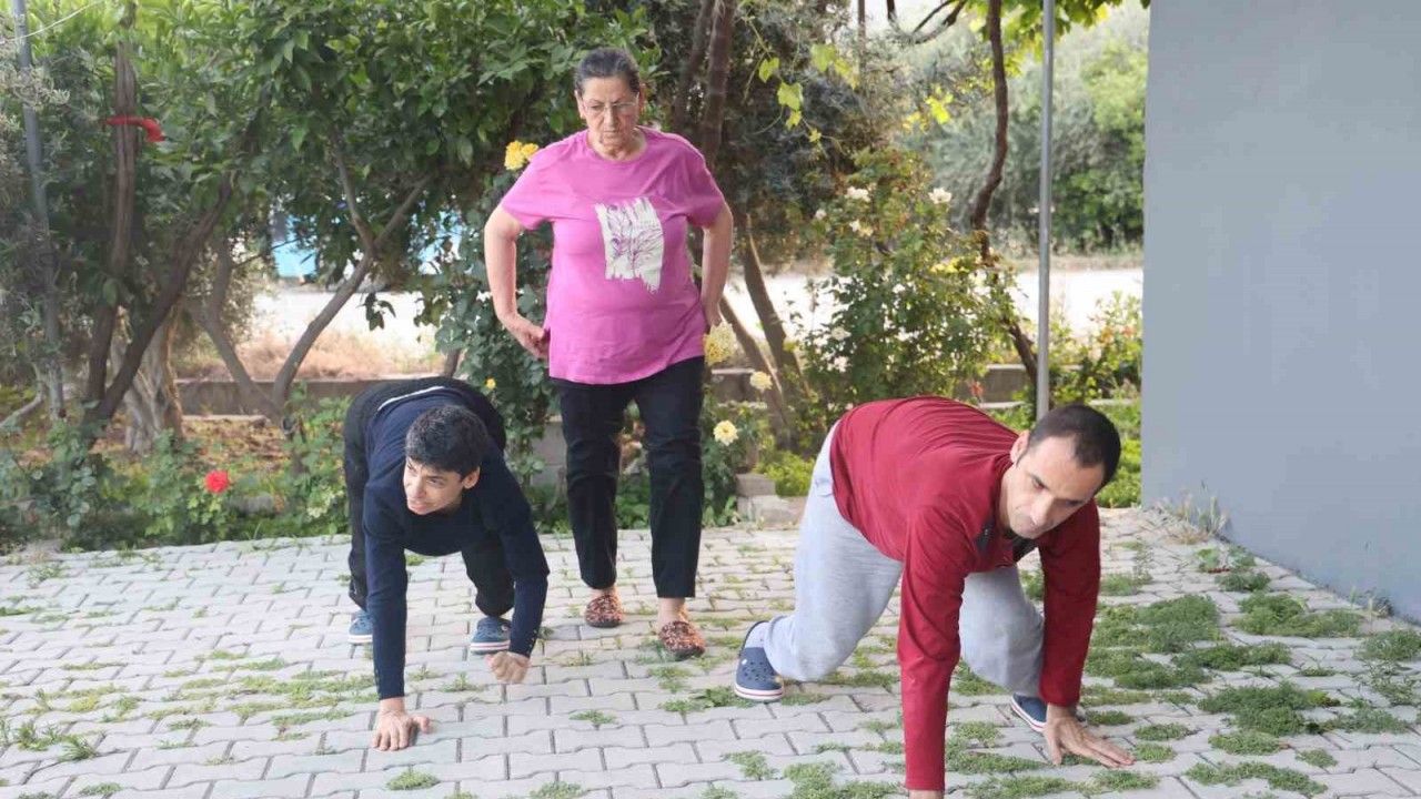 Emekleyerek yaşam süren 3 engelli evladına ömrünü adadı