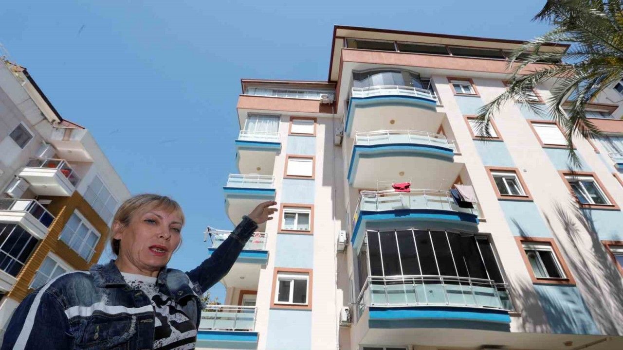 Rus öğretmen Antalya’da varlık içinde yokluk yaşıyor