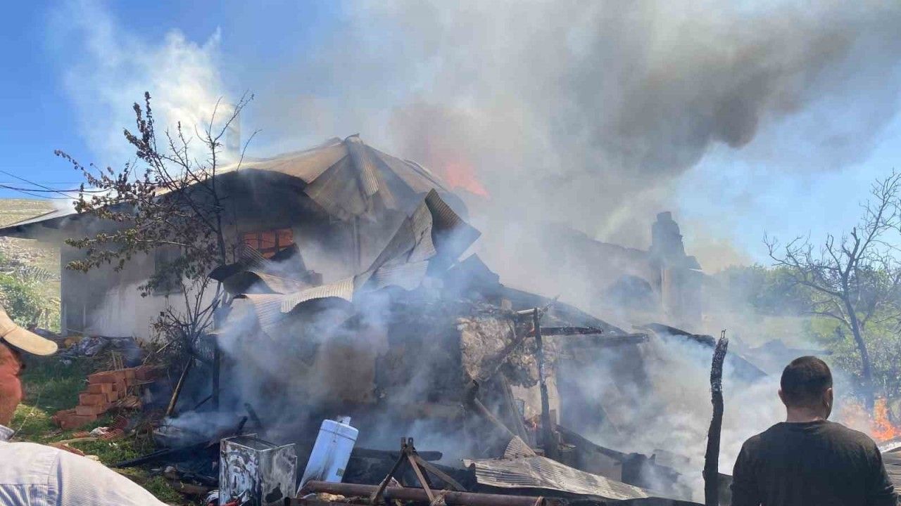Antalya’da Yangın Faciası: Yaşlı Çiftin Evi Küle Döndü, İki Kurbanlık Telef Oldu