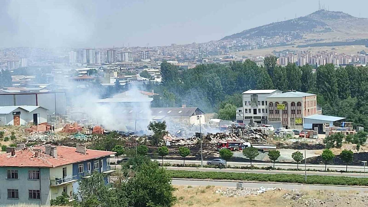 Ankara’da Otluk Alandaki Yangın Depoya Sıçradı