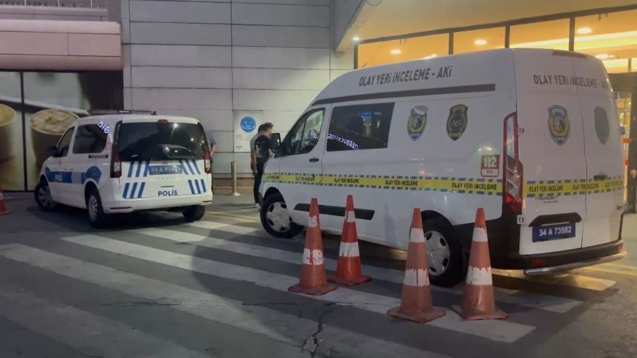 Beylikdüzü AVM'de Asma Tavan Çöktü: 1 Yaralı