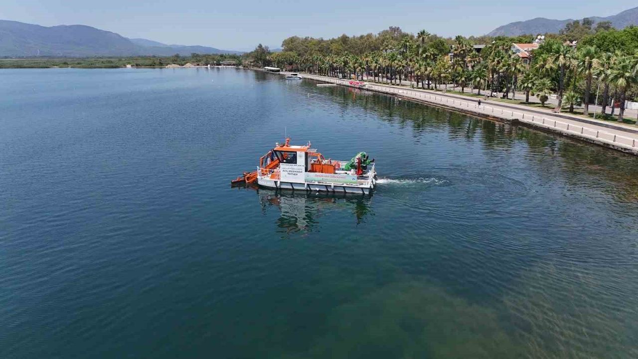 Köyceğiz Gölü ve Dalyan Kanalı'nda Yüzey Temizliği Başladı
