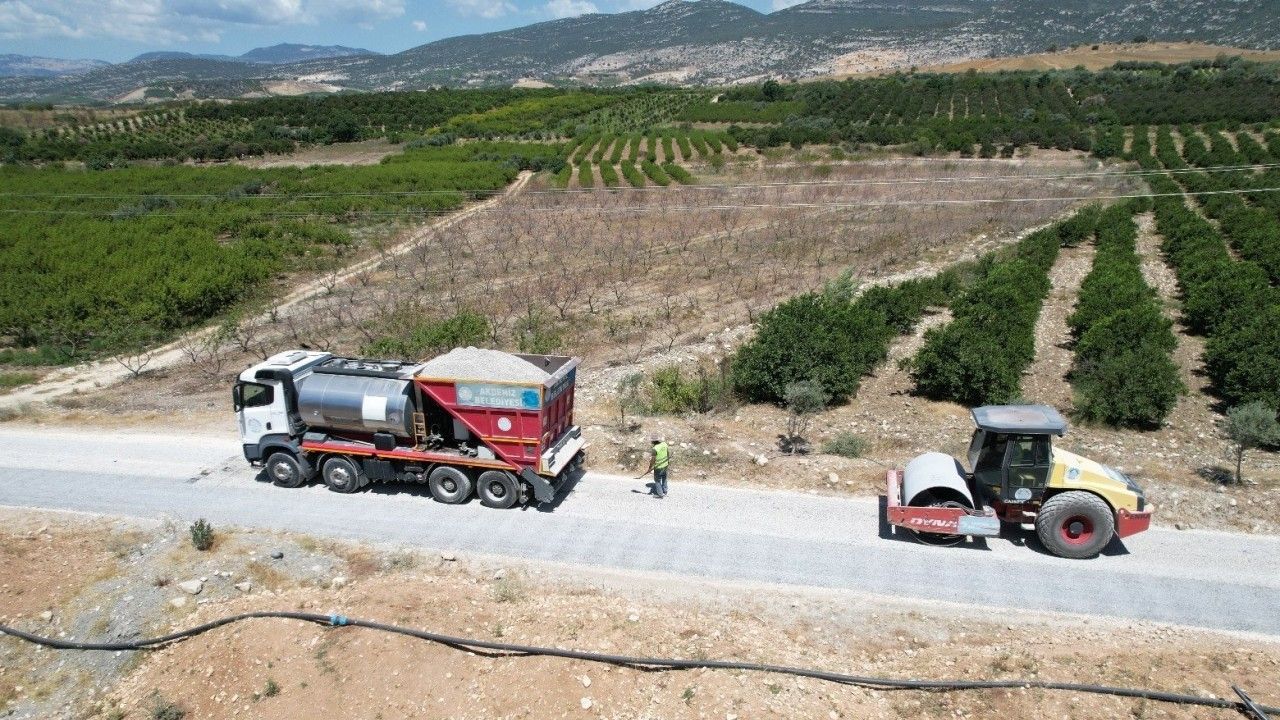 Mersin Akdeniz’de Kırsal Mahallelere Yol Desteği