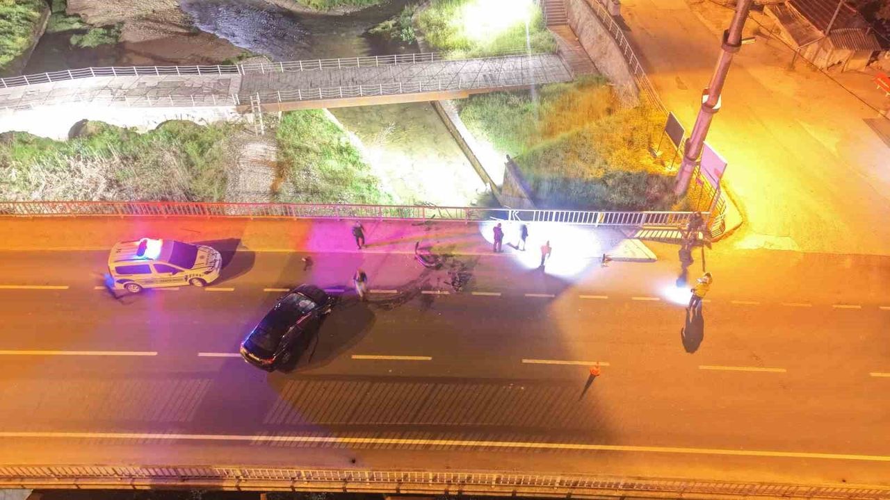 Otomobil Köprü Korkuluklarına Çarptı: 3 Yaralı